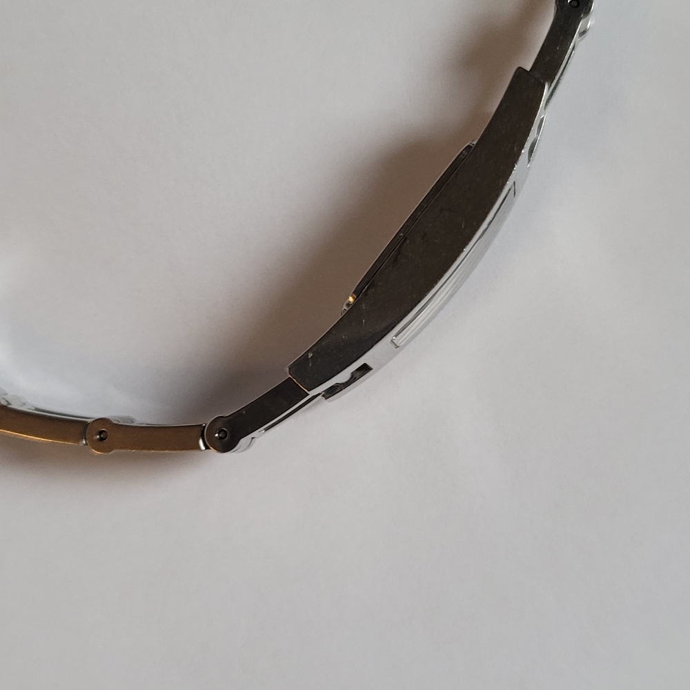 Gucci Silver Watch with Black Dial - Picture 5 of 6
